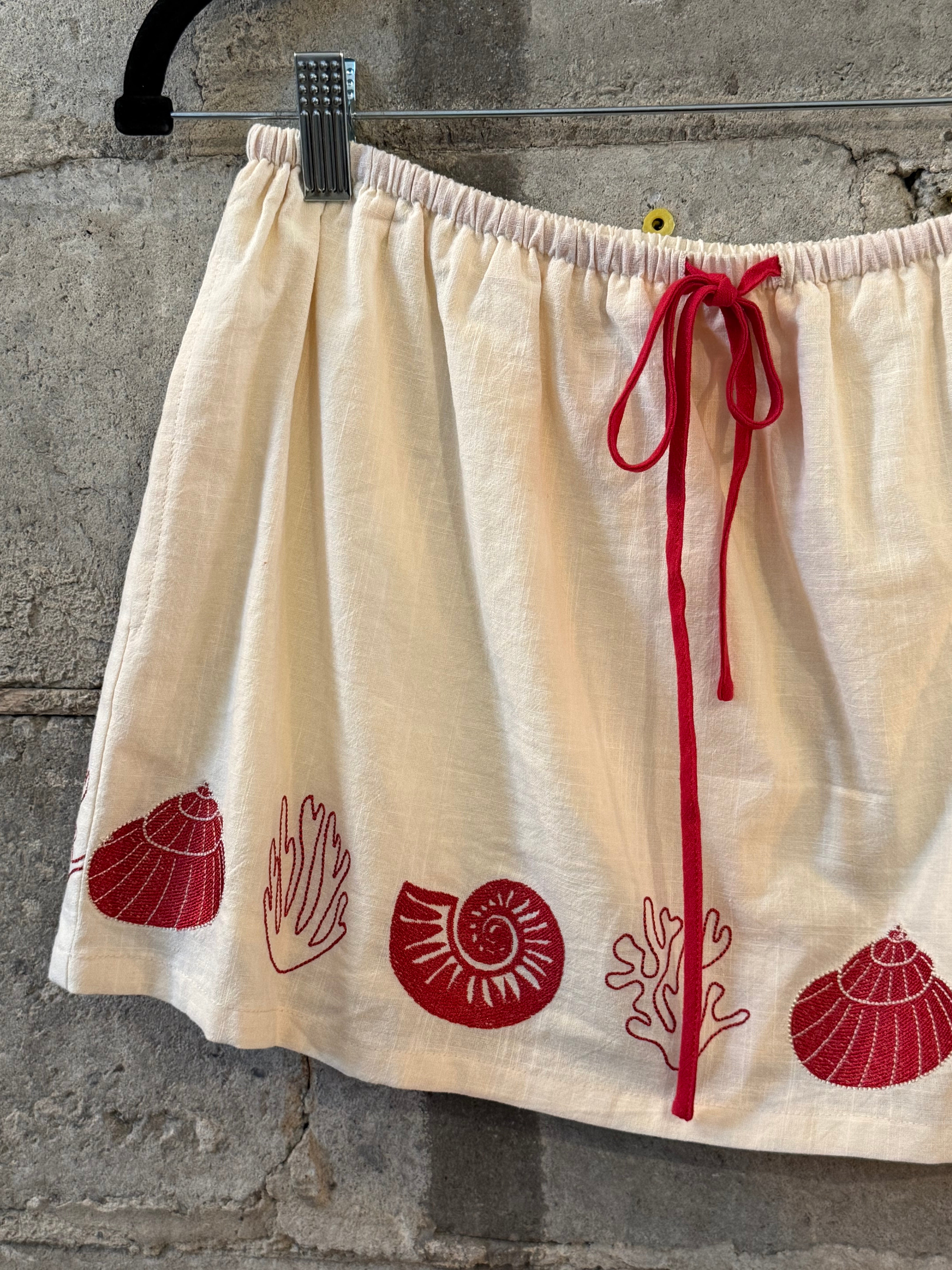 Short skirt with red shells
