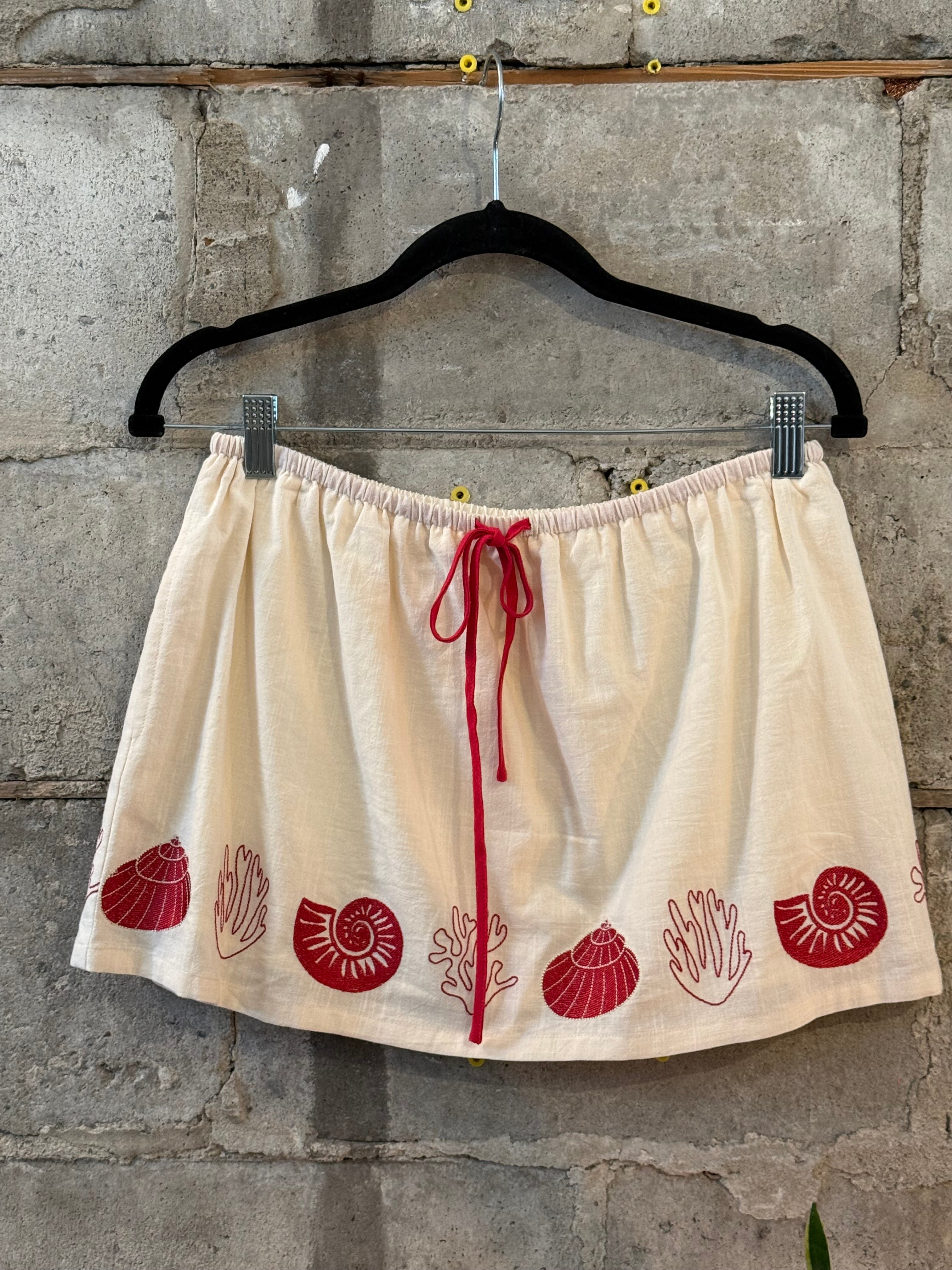 Short skirt with red shells