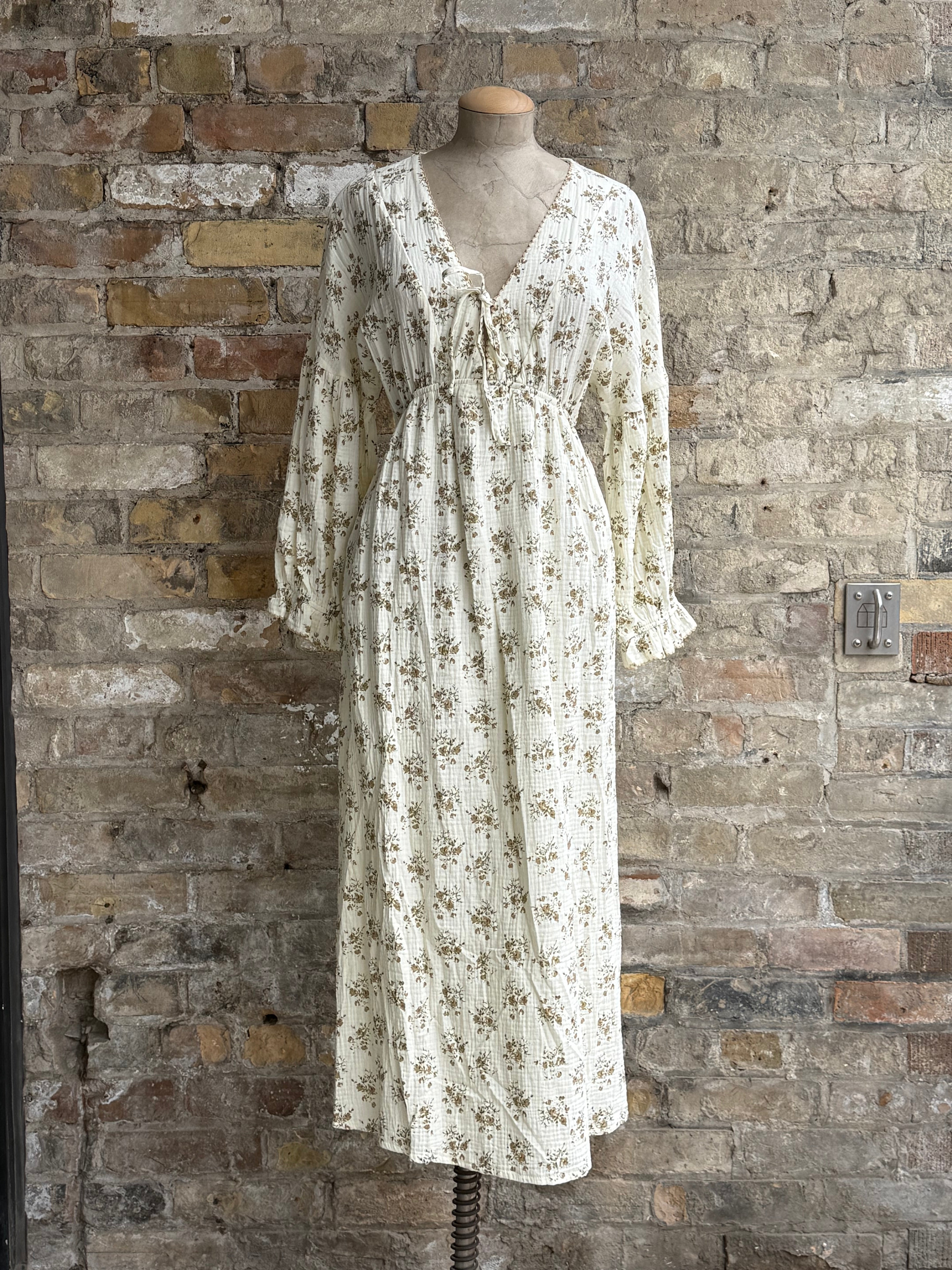 Floral long dress with neckline