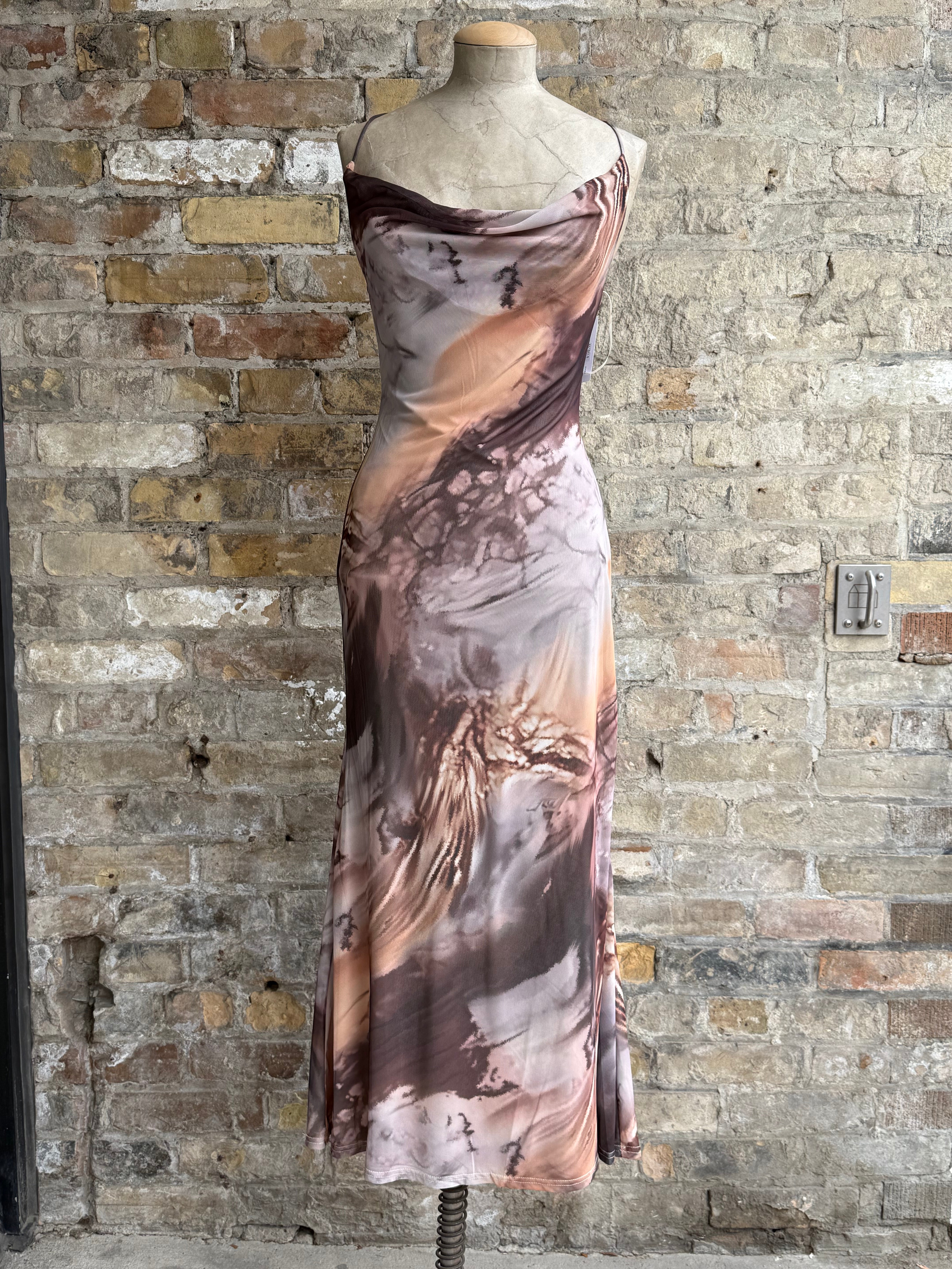 Tight dress with prints in warm tones