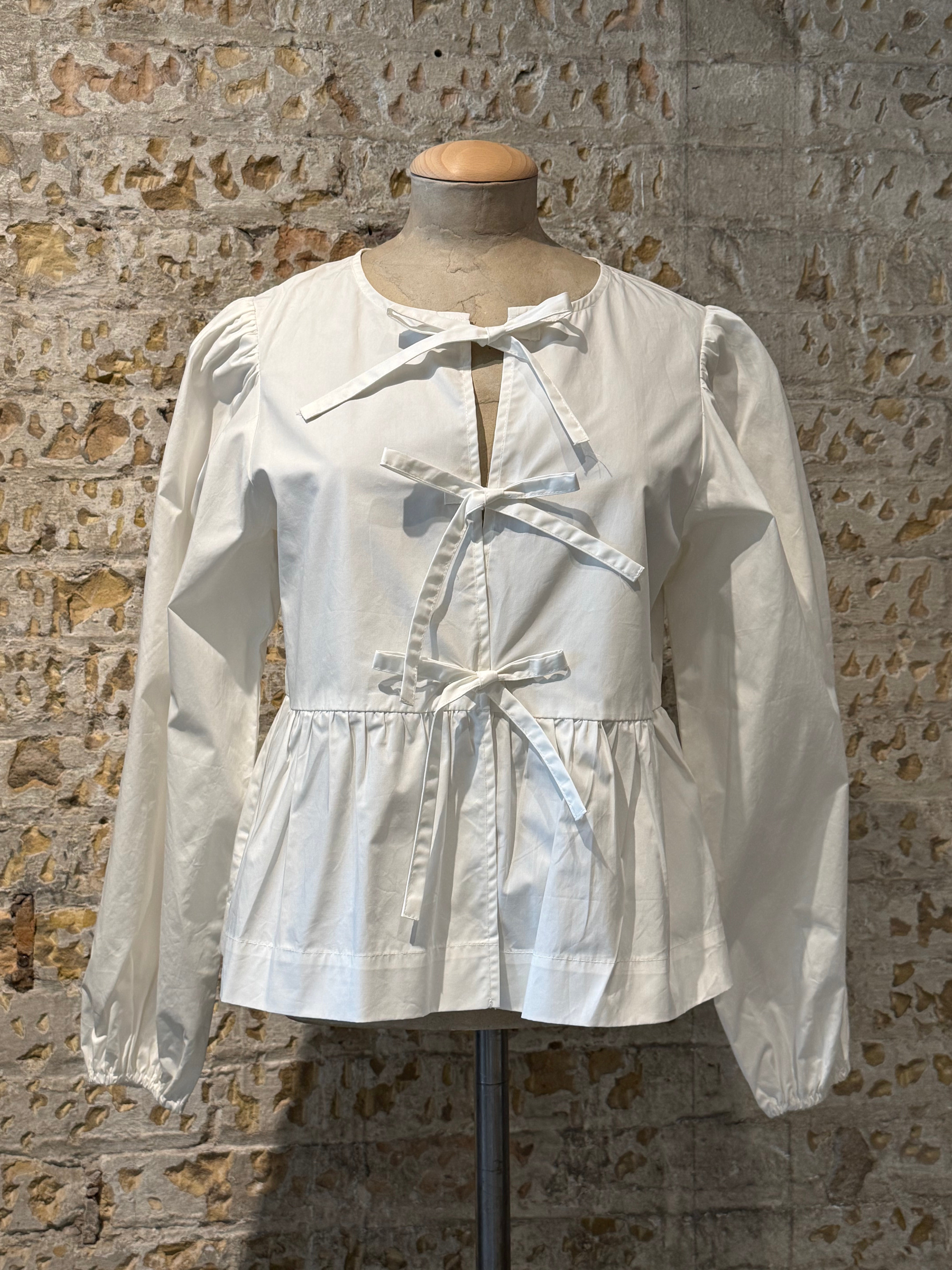 White top with bows on the front