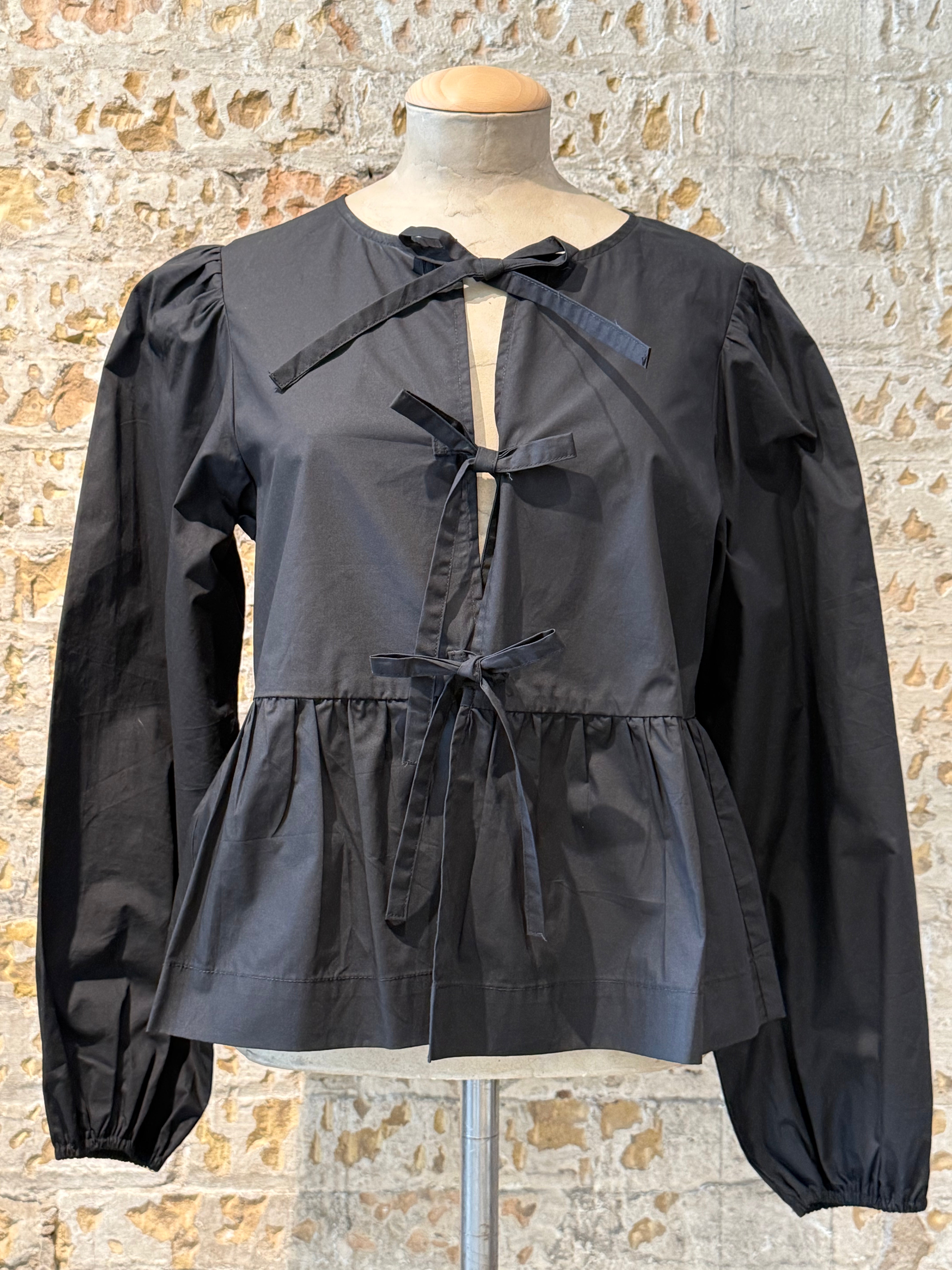 Black top sends lagar with bows on the front