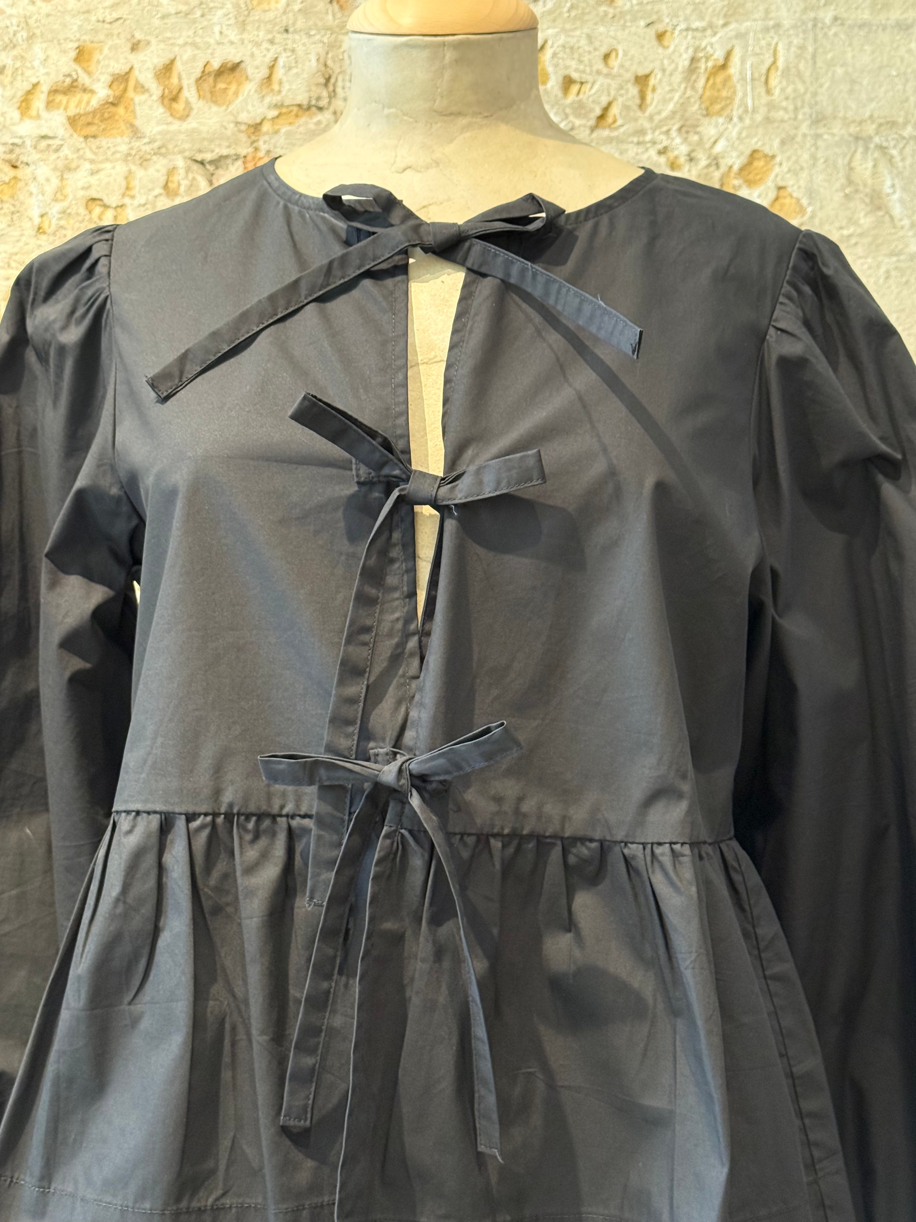 Black top sends lagar with bows on the front
