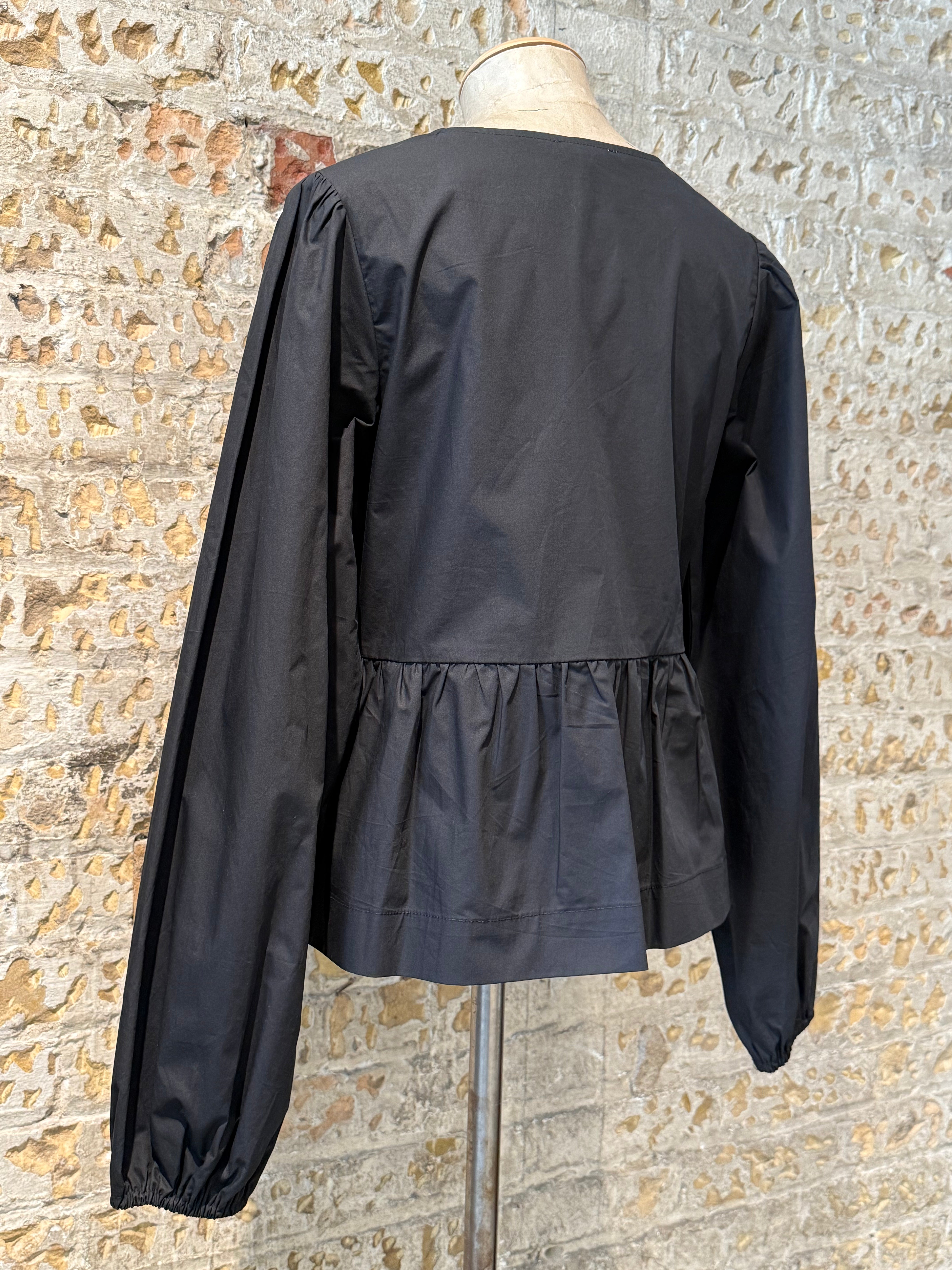 Black top sends lagar with bows on the front