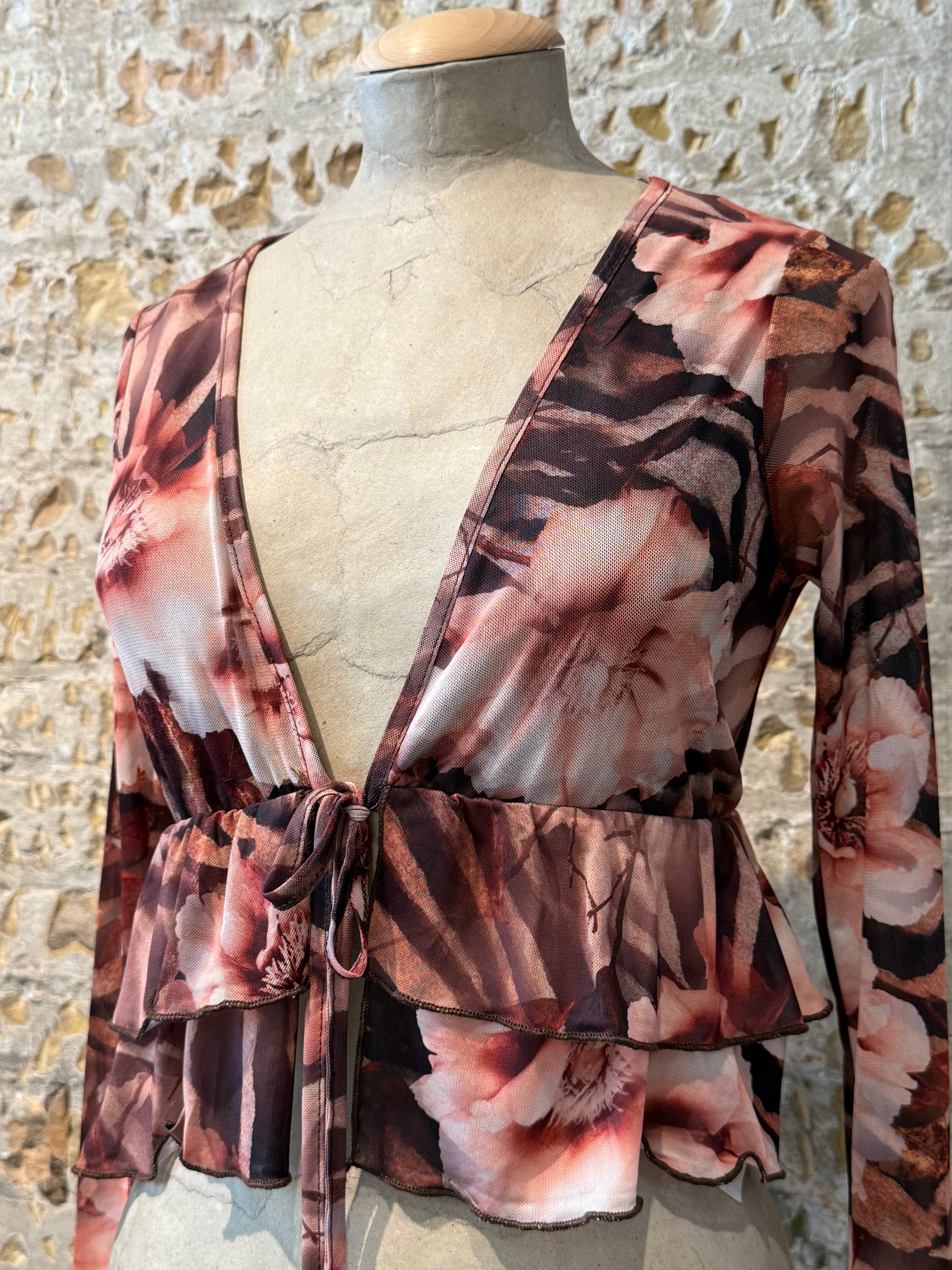 Reddish flower low-cut top