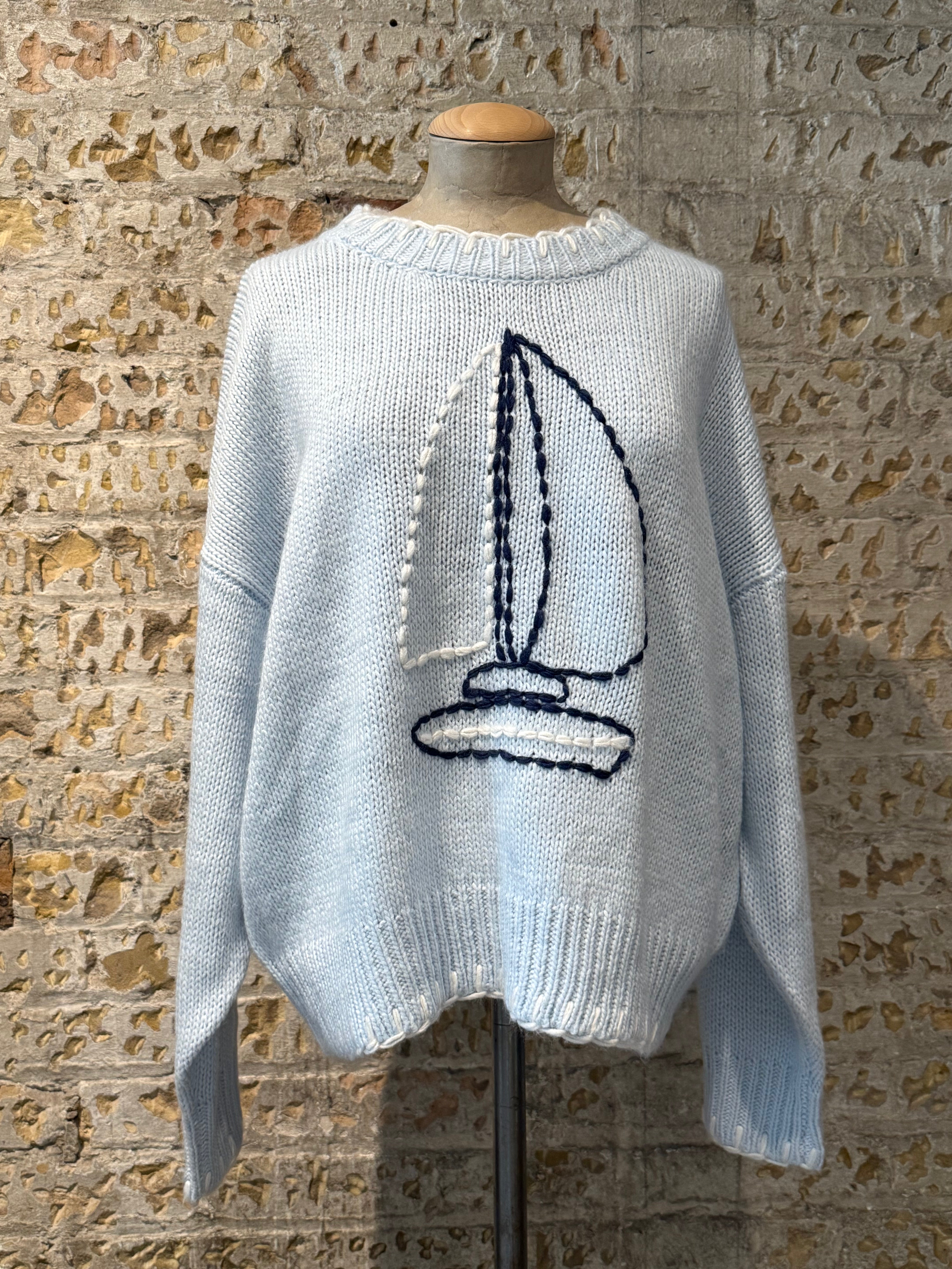 Blue sweater with a boat print in crochet