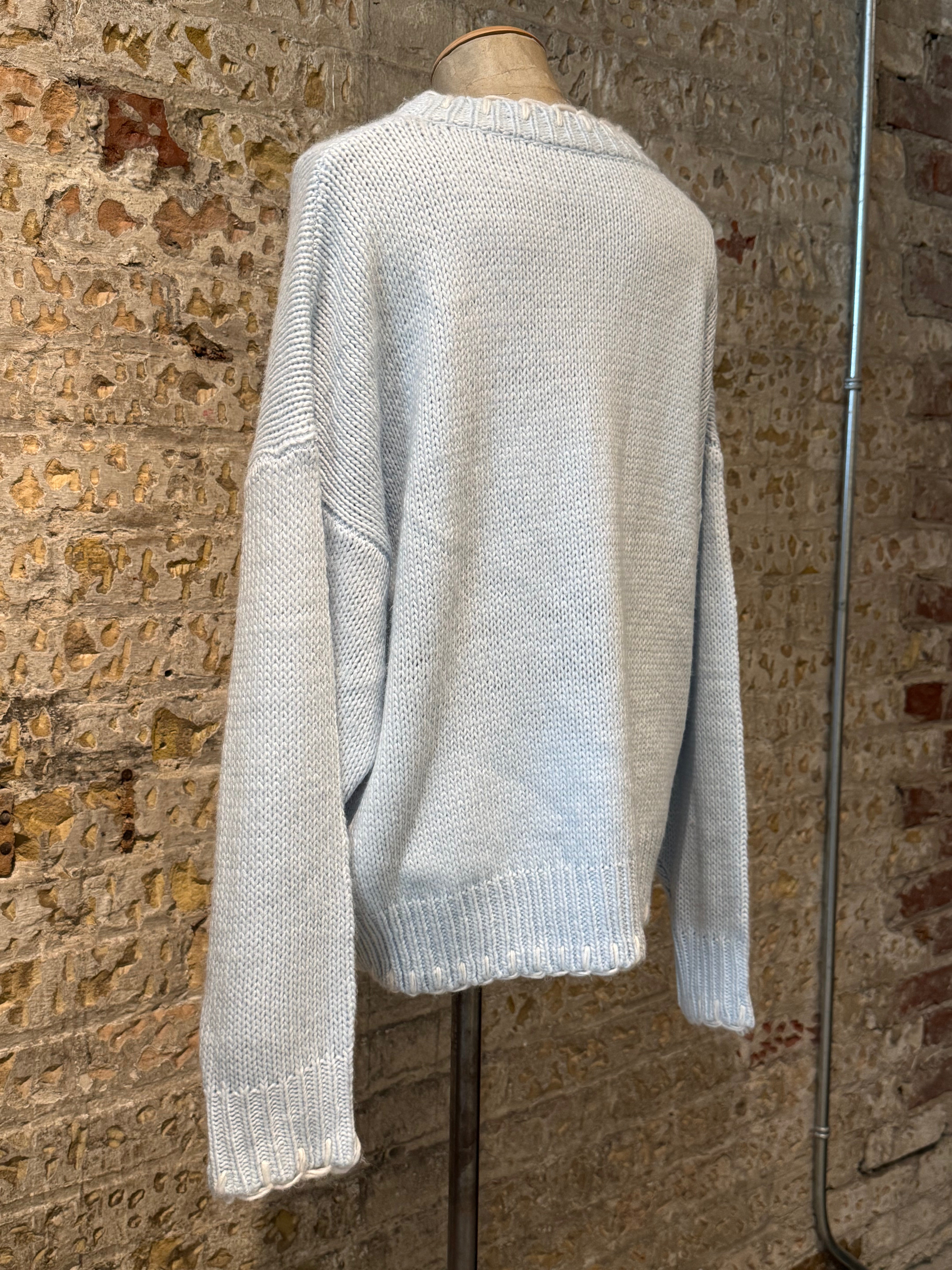 Blue sweater with a boat print in crochet