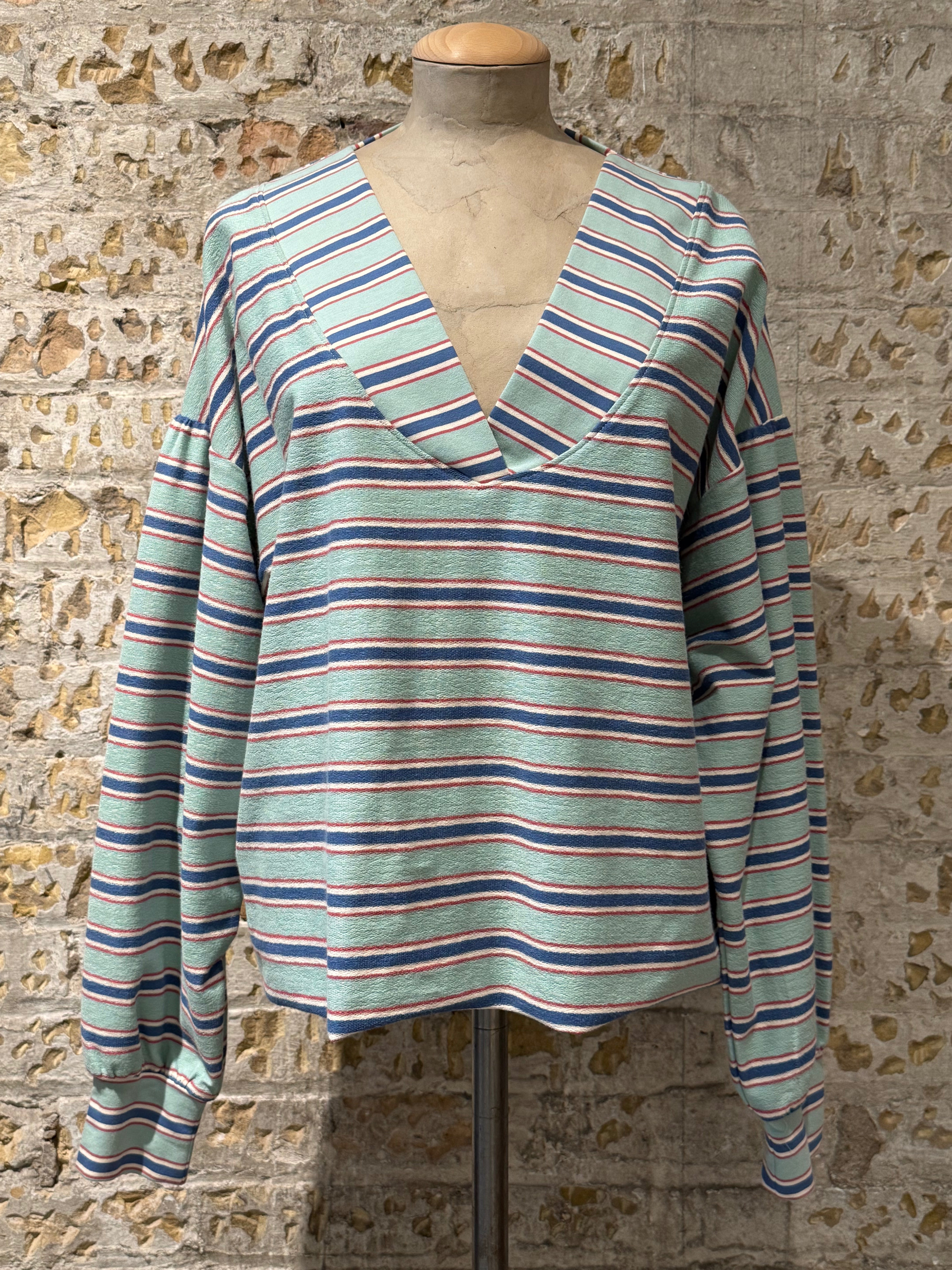 Sweater with neckline and blue, red and white lines