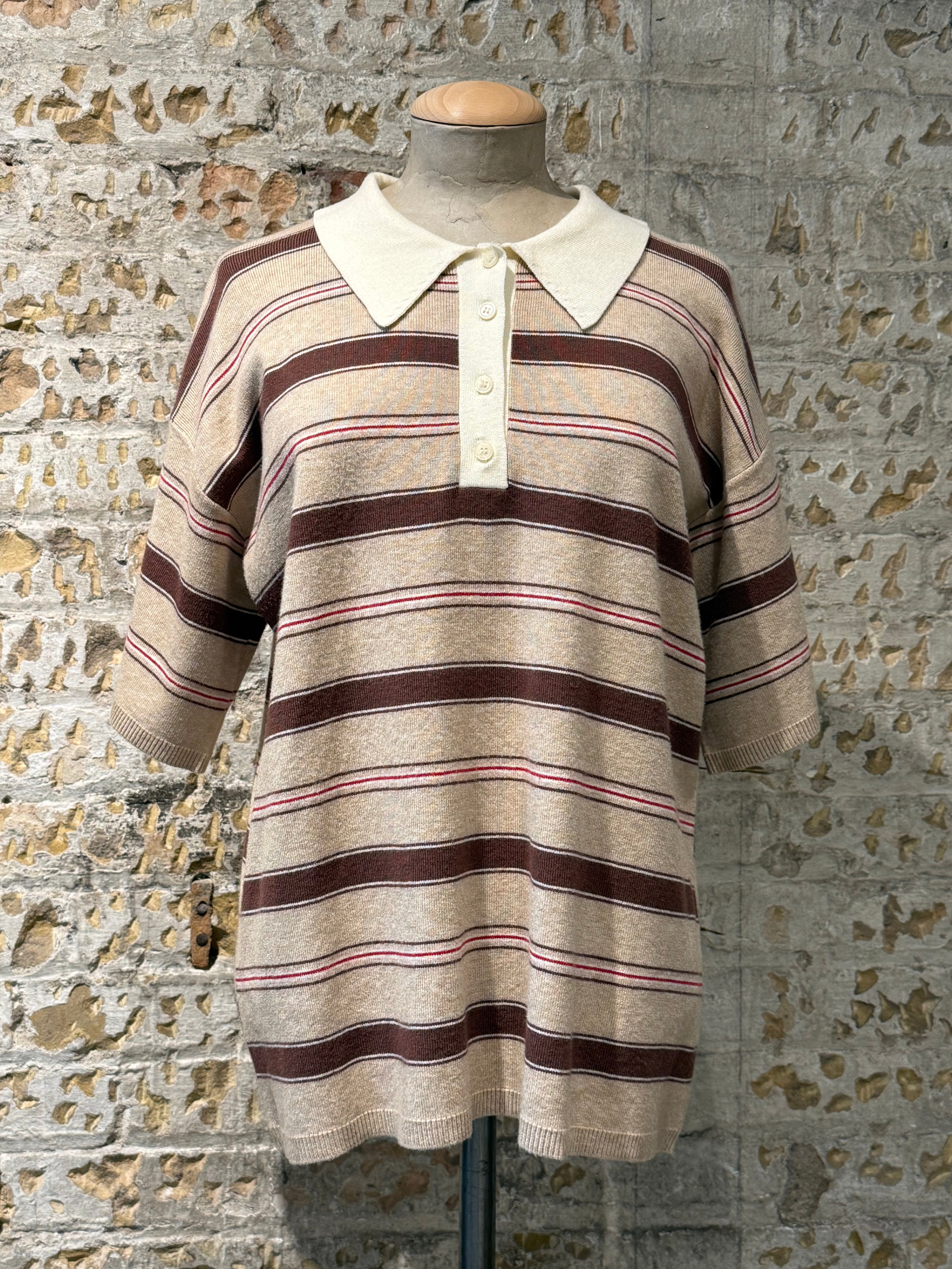 Sweater-style shirt with sleeve collar, short with warm shades