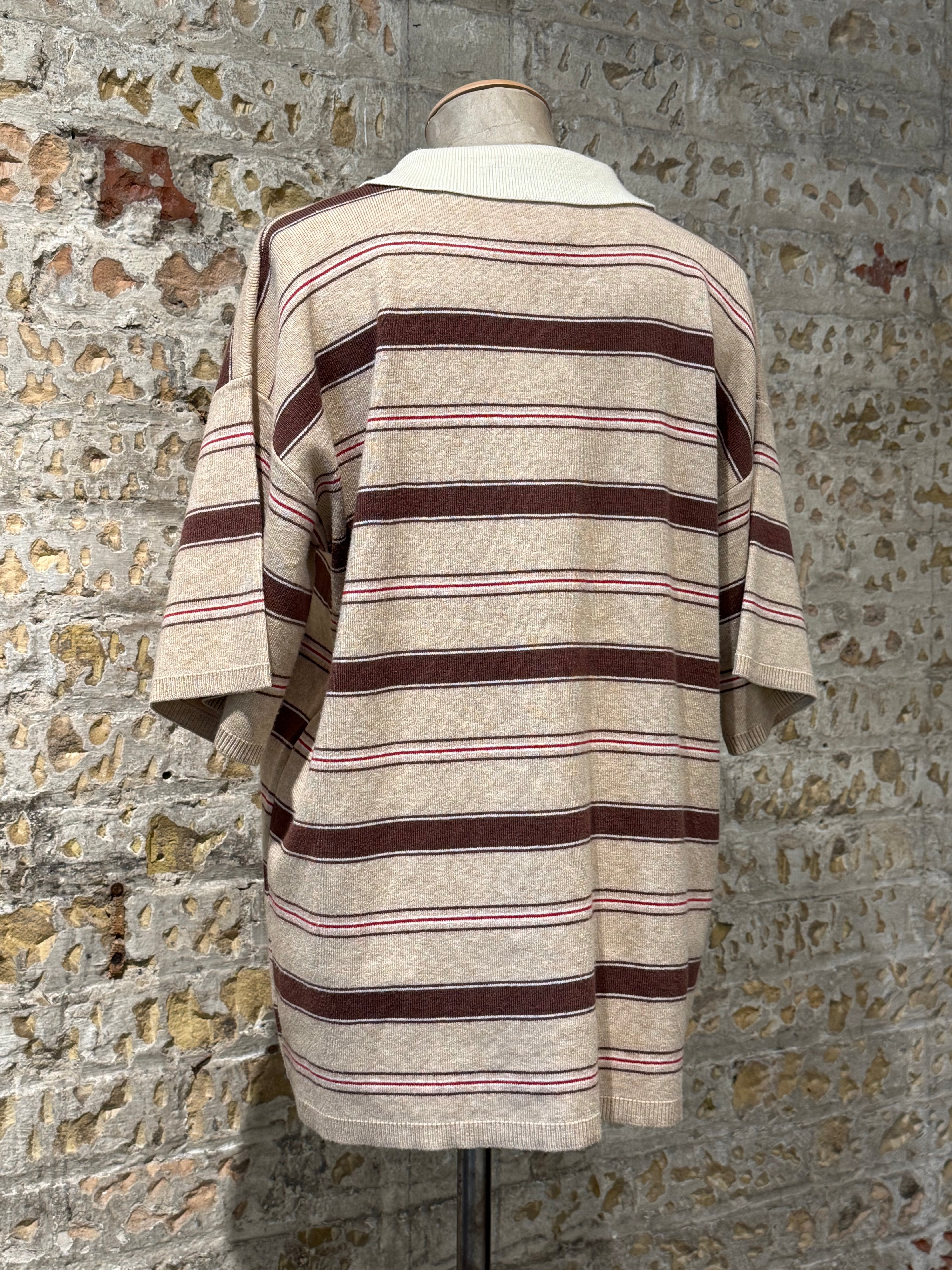 Sweater-style shirt with sleeve collar, short with warm shades