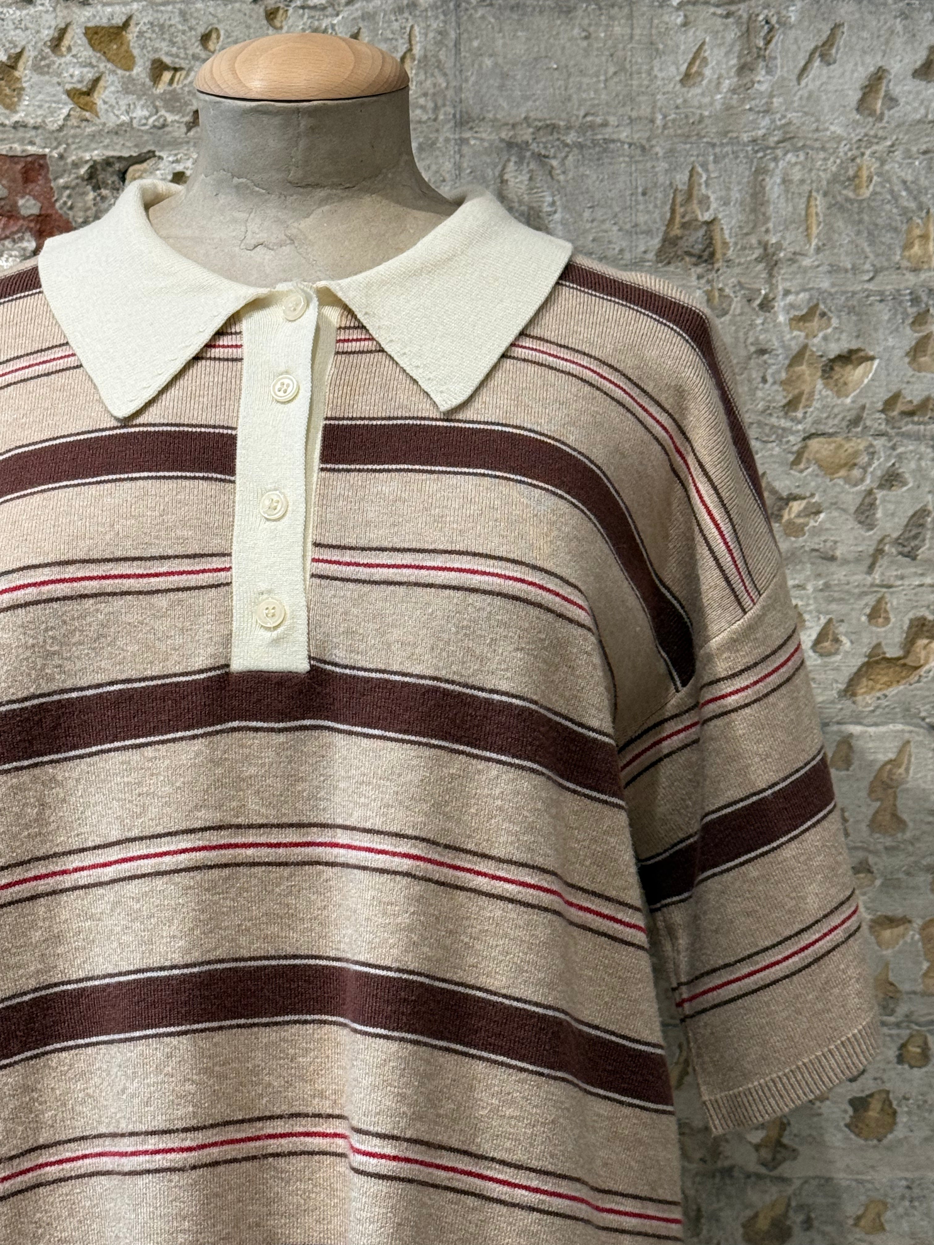 Sweater-style shirt with sleeve collar, short with warm shades