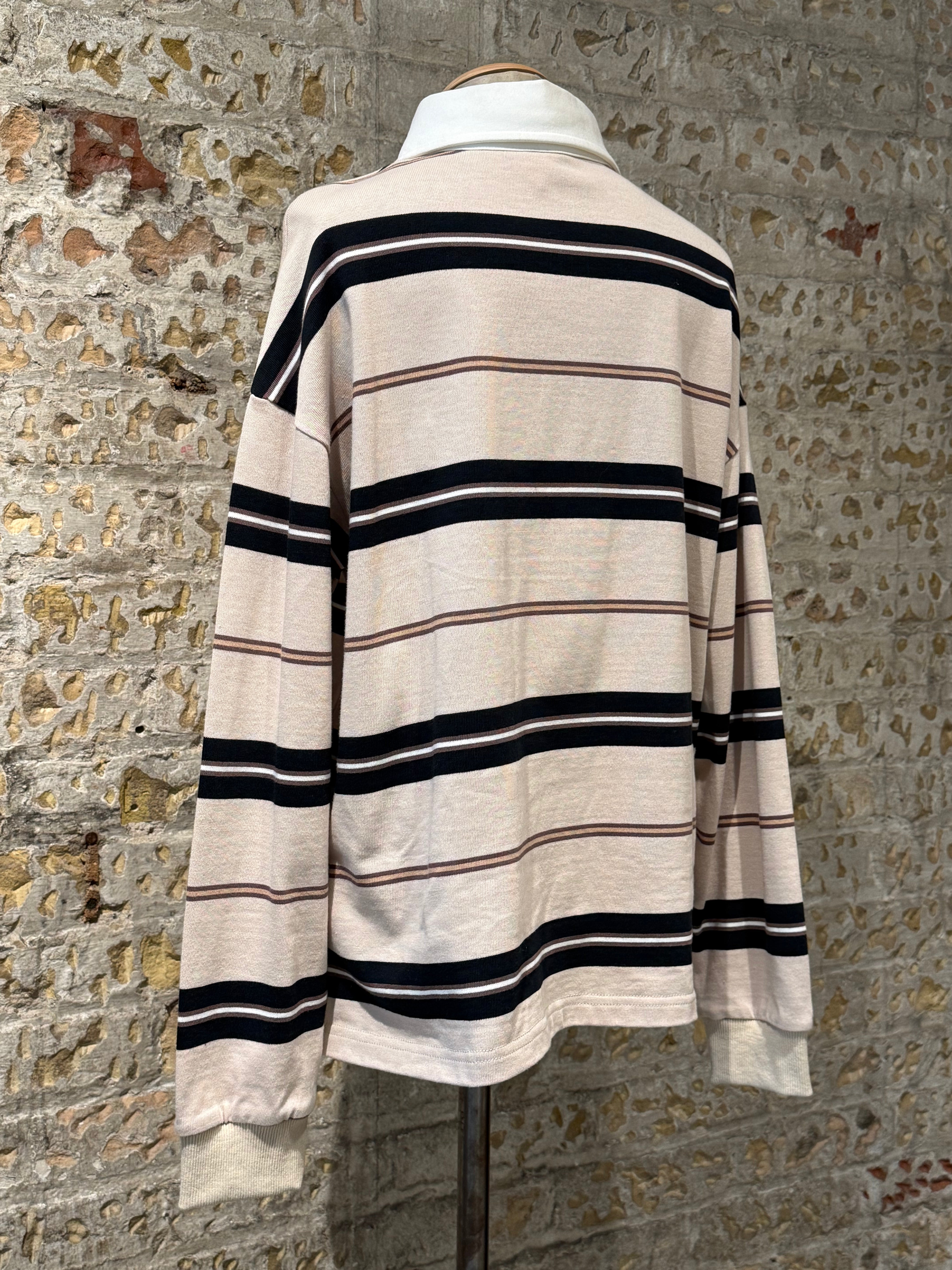 Collar shirt, long sleeves with shades and warm lines