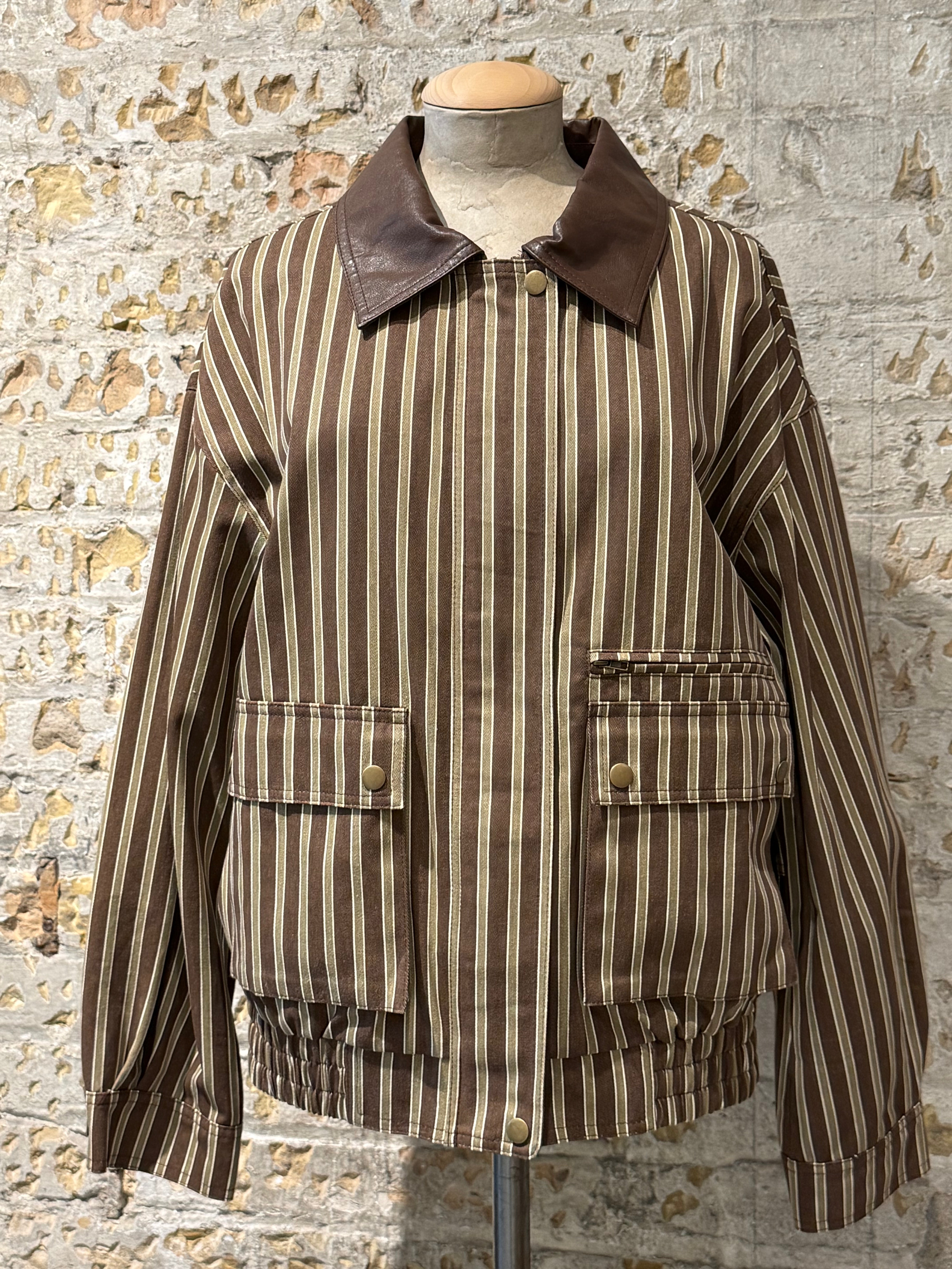 Long sleeve bag with lines with pockets