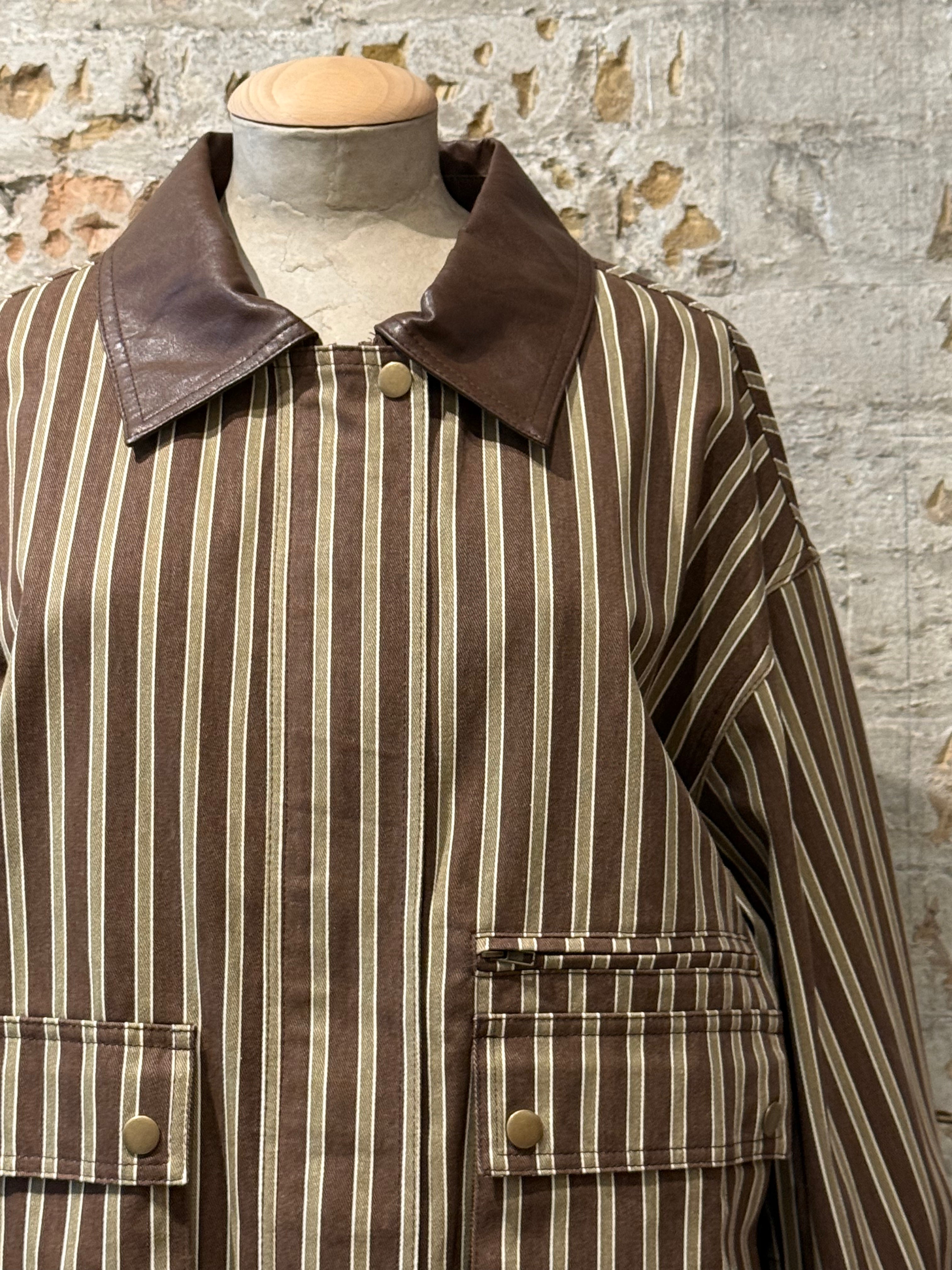 Long sleeve bag with lines with pockets