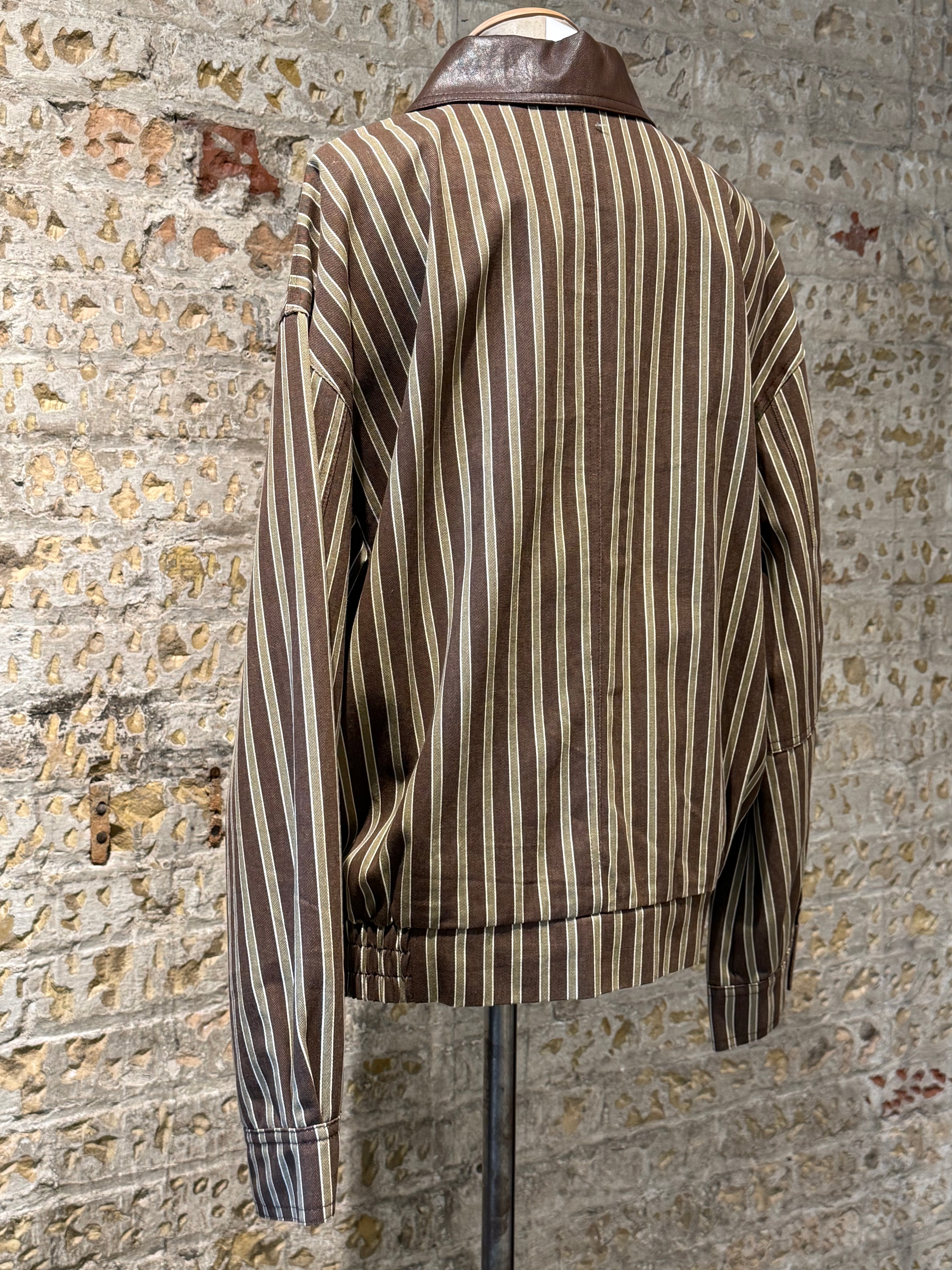Long sleeve bag with lines with pockets